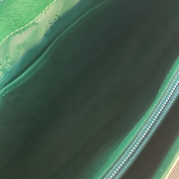 Tory Burch Green Tote Bag with Smooth Leather Finish and Structured Shape - Picture 4 of 5